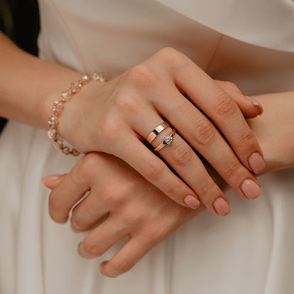 На какой руке носят обручальное и помолвочное кольцо: на какой палецнадевают кольцо женщине в России